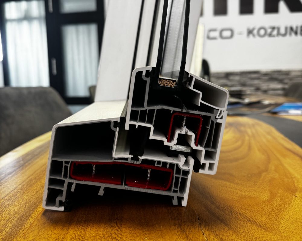 Doorsnede van een verdiept kunststof kozijnprofiel met HR+++ glas en kamerstructuur voor isolatie