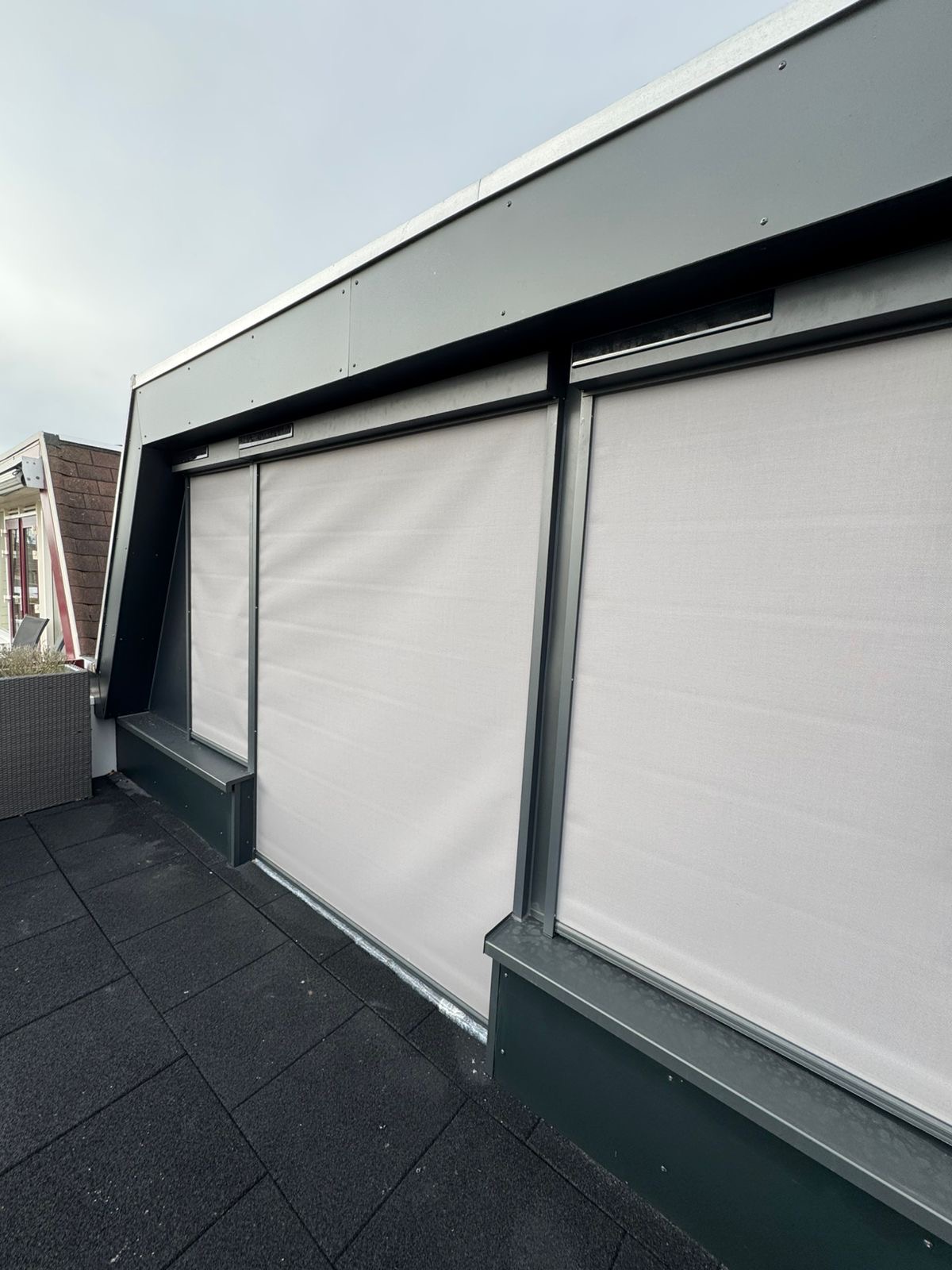Complete gevelrenovatie met aluminium Schüco kozijnen, zonwering en onderhoudsarme gevelbekleding. RAL7021 afwerking. Bekijk dit project van Winka Kozijnen in Bergen op Zoom. Schuco kozijnen